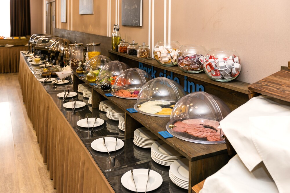 Ассортимент завтраков Park Side Inn